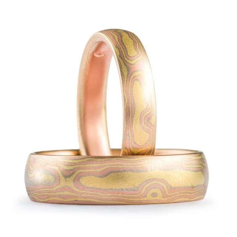 Elegant Matching Woodgrain Pattern Rings in 18kt Golds
