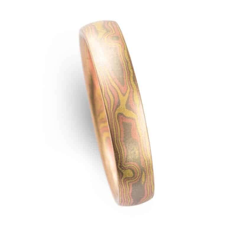 Elegant Matching Woodgrain Pattern Rings in 18kt Golds - Image 5