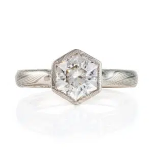 Elegant ring with moissanite, made with white gold, palladium and silver. 